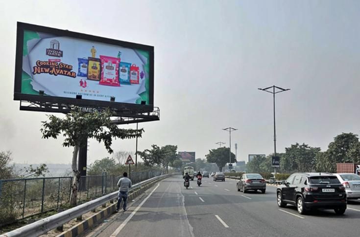 AI-powered digital billboard advertising in India showing audience analytics, location data, QR code tracking, and real-time campaign measurement on a busy urban highway
