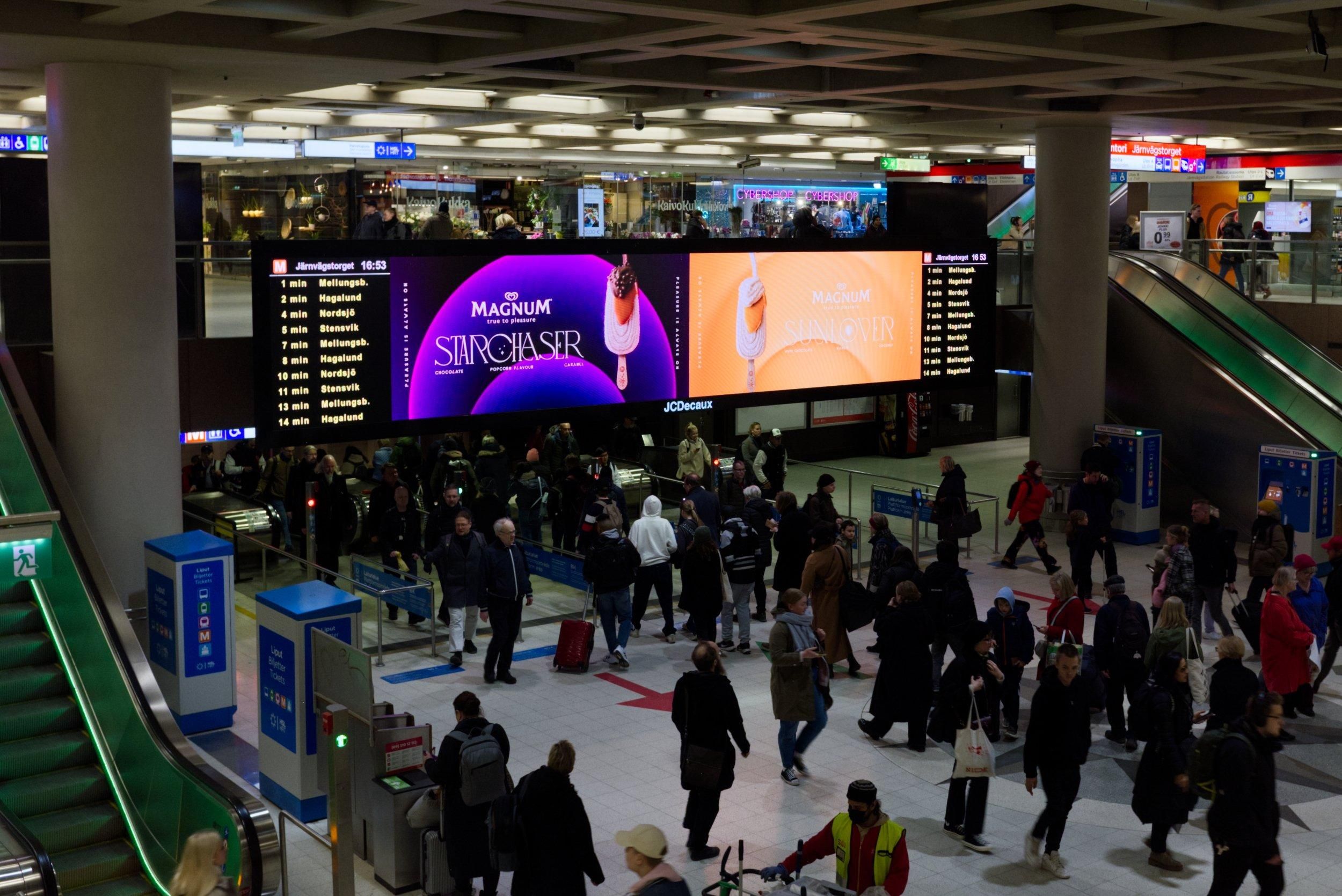 Digital OOH advertising screens showcasing the rapid growth of India's outdoor advertising market in 2026. Modern digital billboards, smart displays, and innovative DOOH solutions transforming brand communication.